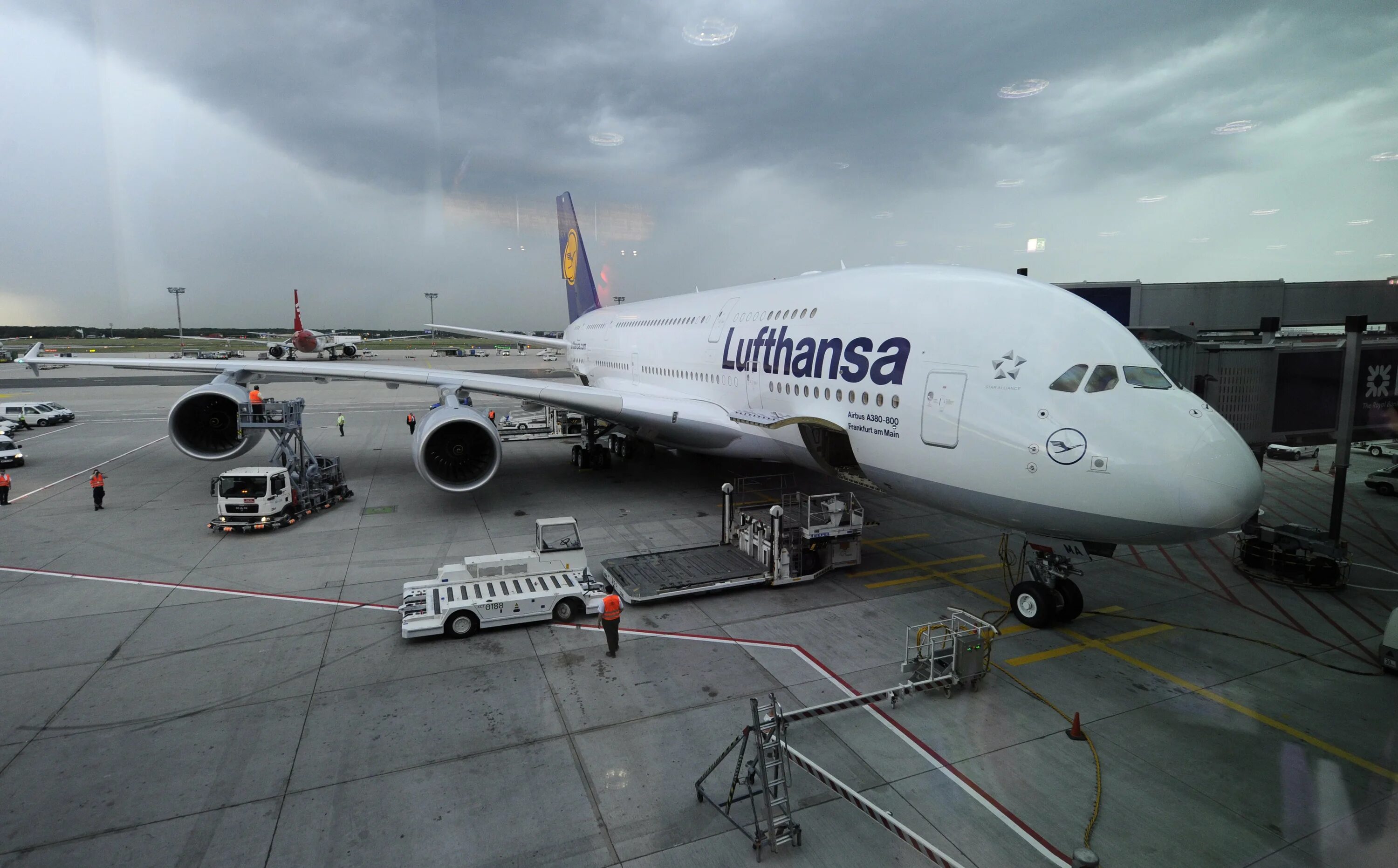 Аэробус а380 грузовой. Боинг 380-800. Аэробус а380 1000. Airbus a380-900 характеристики. 900 380.