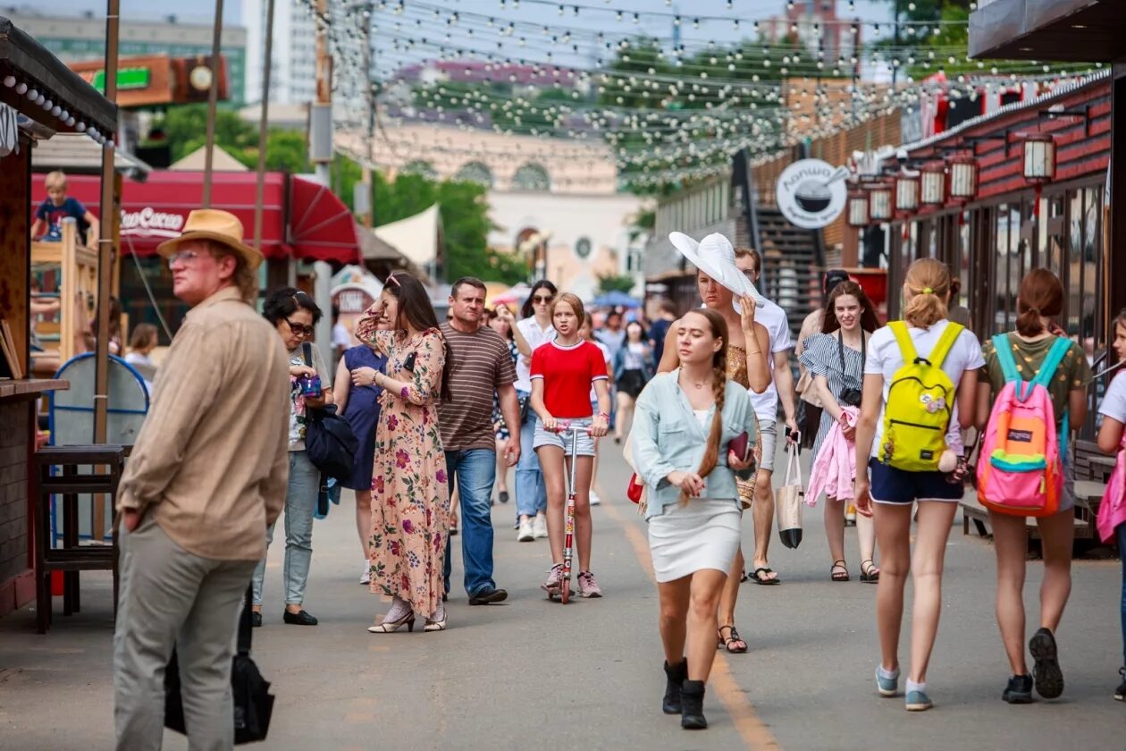 Люди на улицах городов россии. Люди на улице. Люди в городе. Фото людей на улице. Владивосток люди на улице.