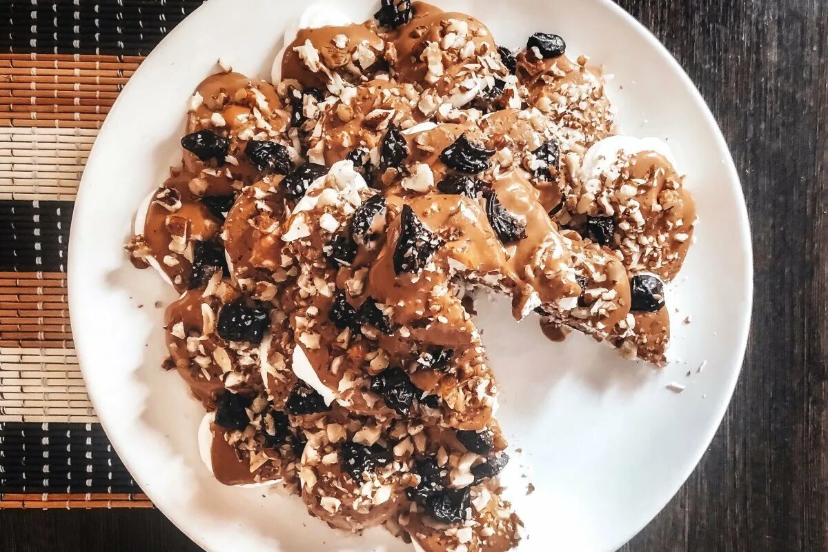 Пирог с черносливом и грецкими орехами