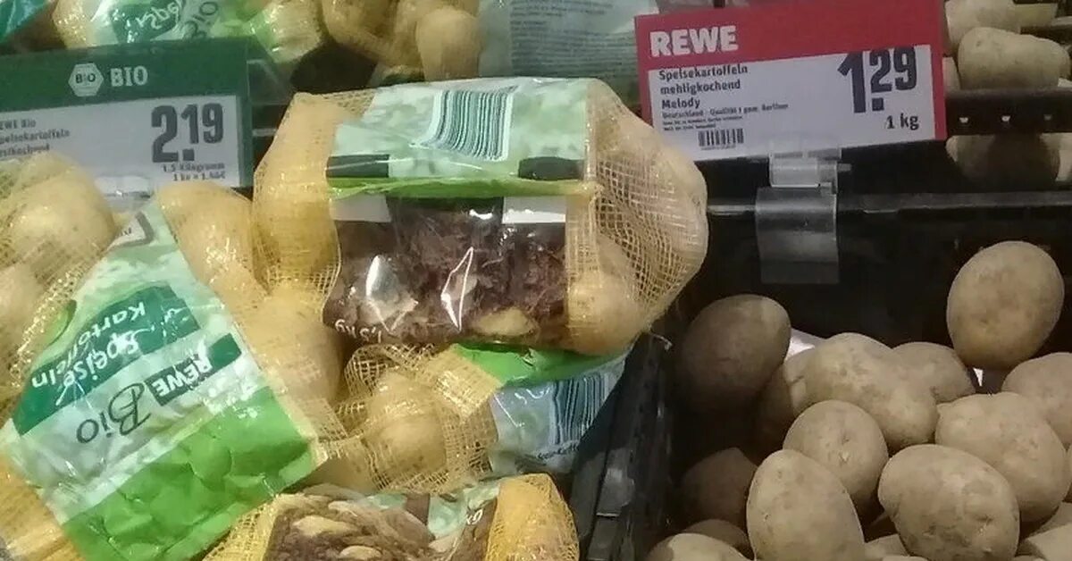 Сколько картошки в 1 кг. Сколько стоит картошка на рынке. Картошка дорого стоит. Картошка в банке Германия. Сколько стоит в продуктовом магазине килограмм картошки.