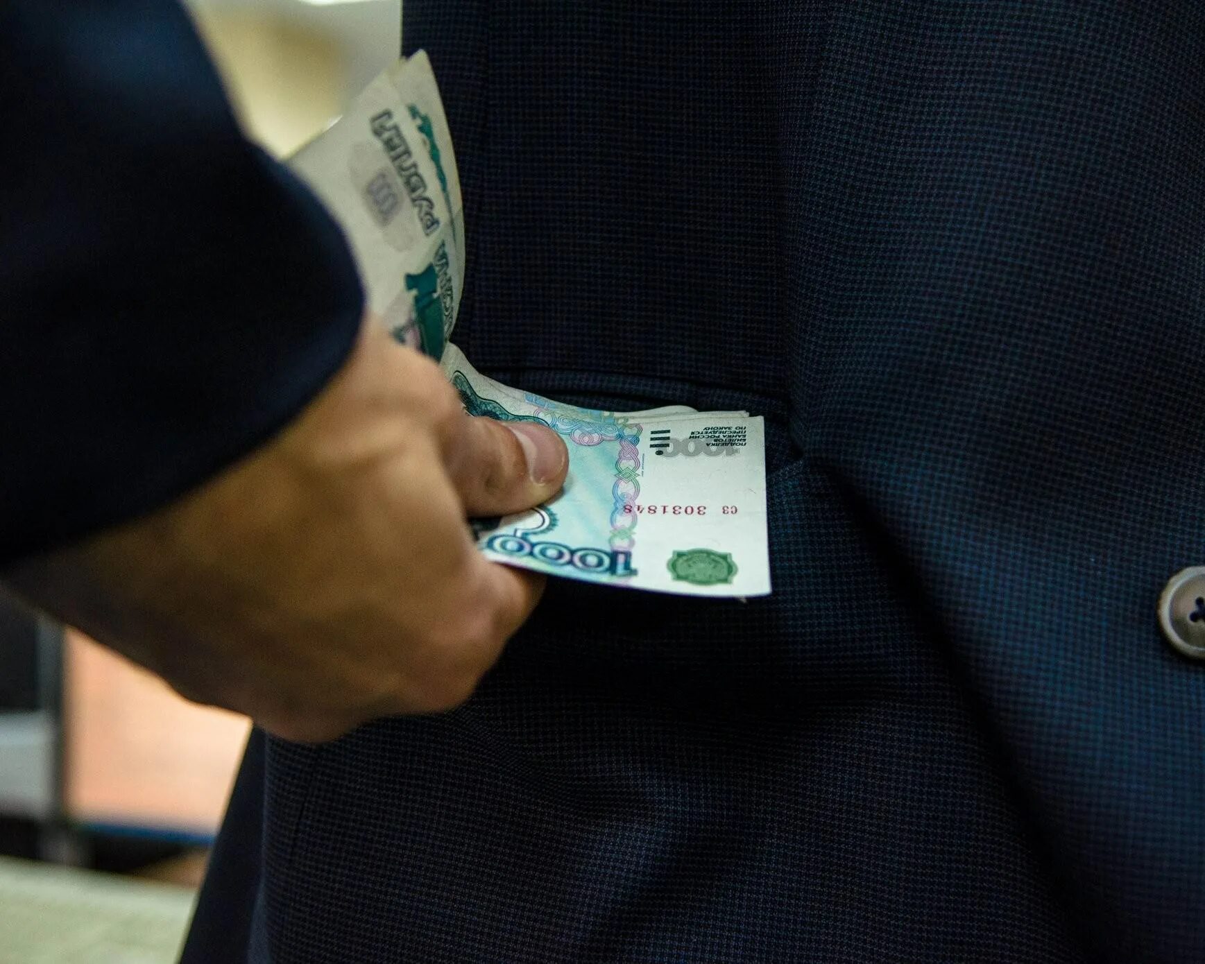 чиновник с деньгами. взятка со. дача взятки. коррупция. подкуп чиновников.