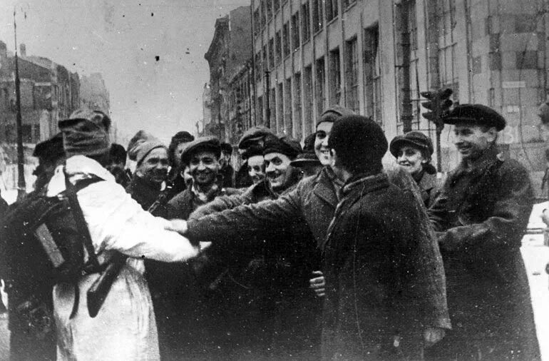Священники на фронте. Освобождение варшавы 1944. Освобождение варшавы 1945 советской армией. Священная оккупация. Оккупированные города ссср.