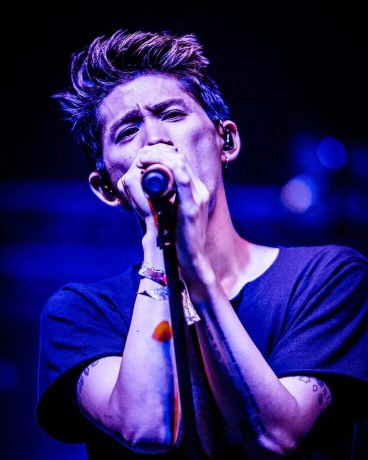 Исполнитель така. Такахиро мориучи. one ok rock вокалист. one ok rock така. такахиро one ok rock.