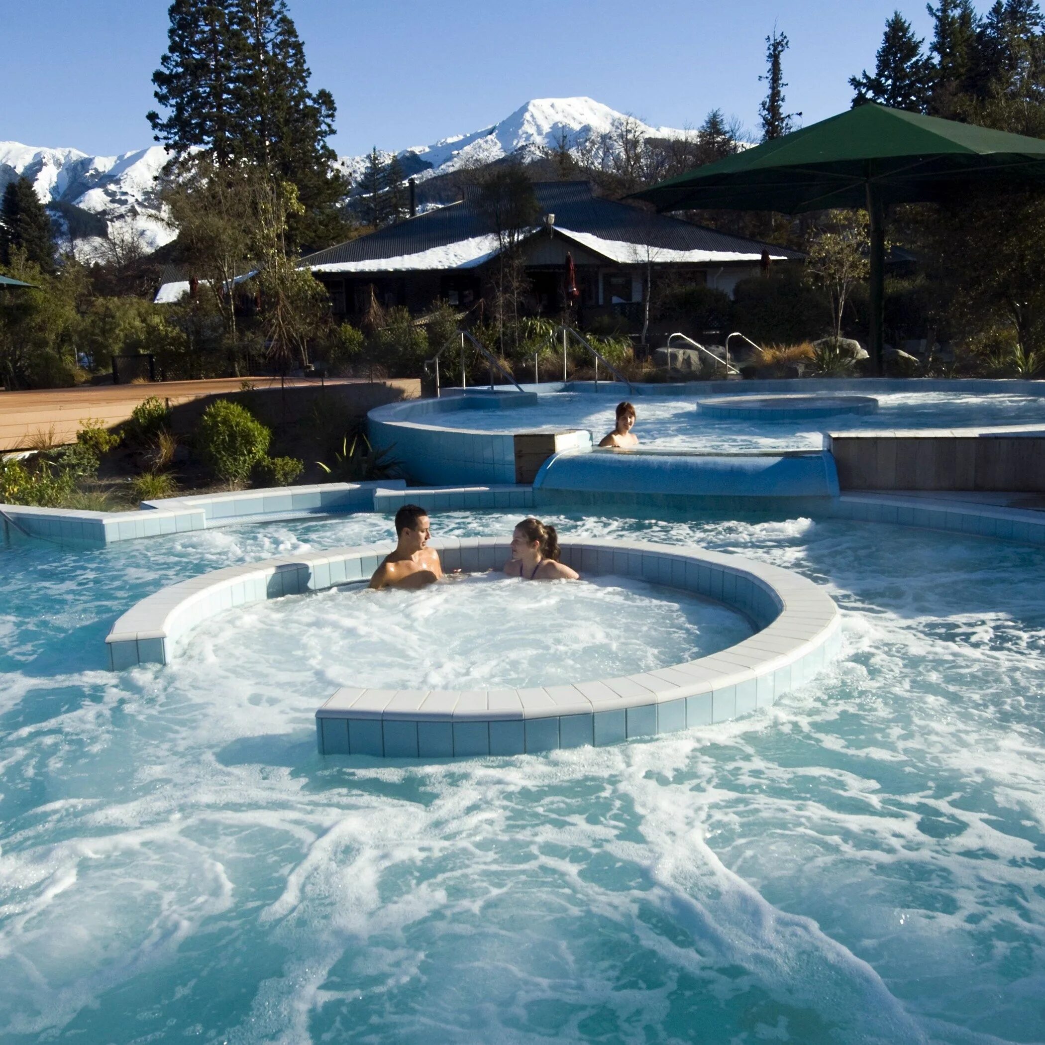 Man hot spring travel. Хот спрингс. термальные источники зимой. бассейн hot springs.. киото горячие источники.