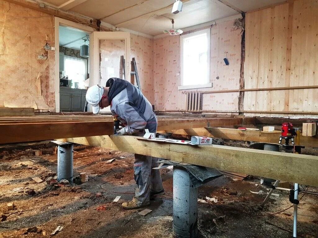Деревянные полы в частном доме. Реконструкция деревянных перекрытий. Старые деревянные перекрытия. Пол из досок. Заменить деревянные полы в доме.