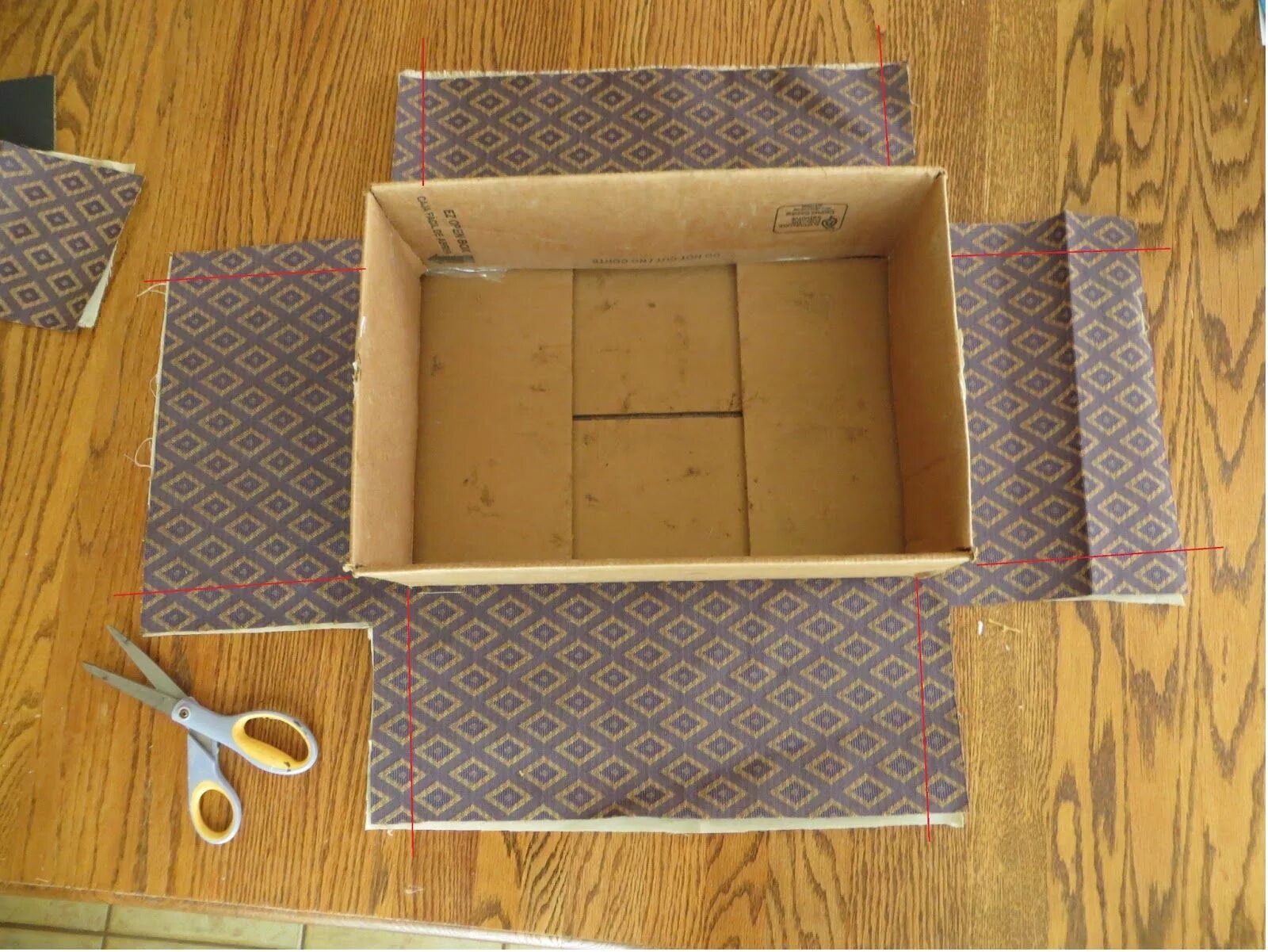 Обтянуть коробку. Картонная коробка обшитая тканью. Обклеенные коробки. Обклеить картонные коробки. Обклеить картонную коробку.