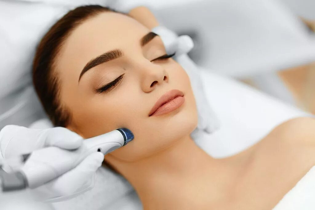 Вакуумный гидропилинг HYDRAFACIAL. Аппаратная косметология для лица. Красивая девушка у косметолога. Красивое лицо косметолог. Процедура экстаз