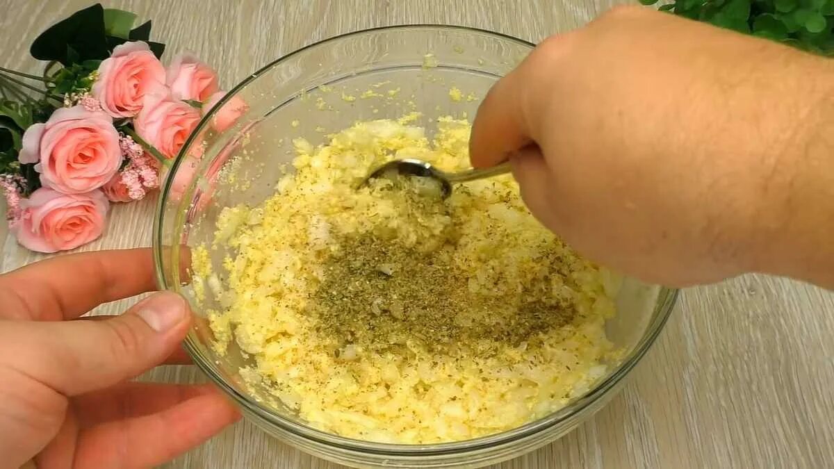 Лук с манкой на сковороде. Луковые оладьи с манкой. манка с подсолнечным маслом.
