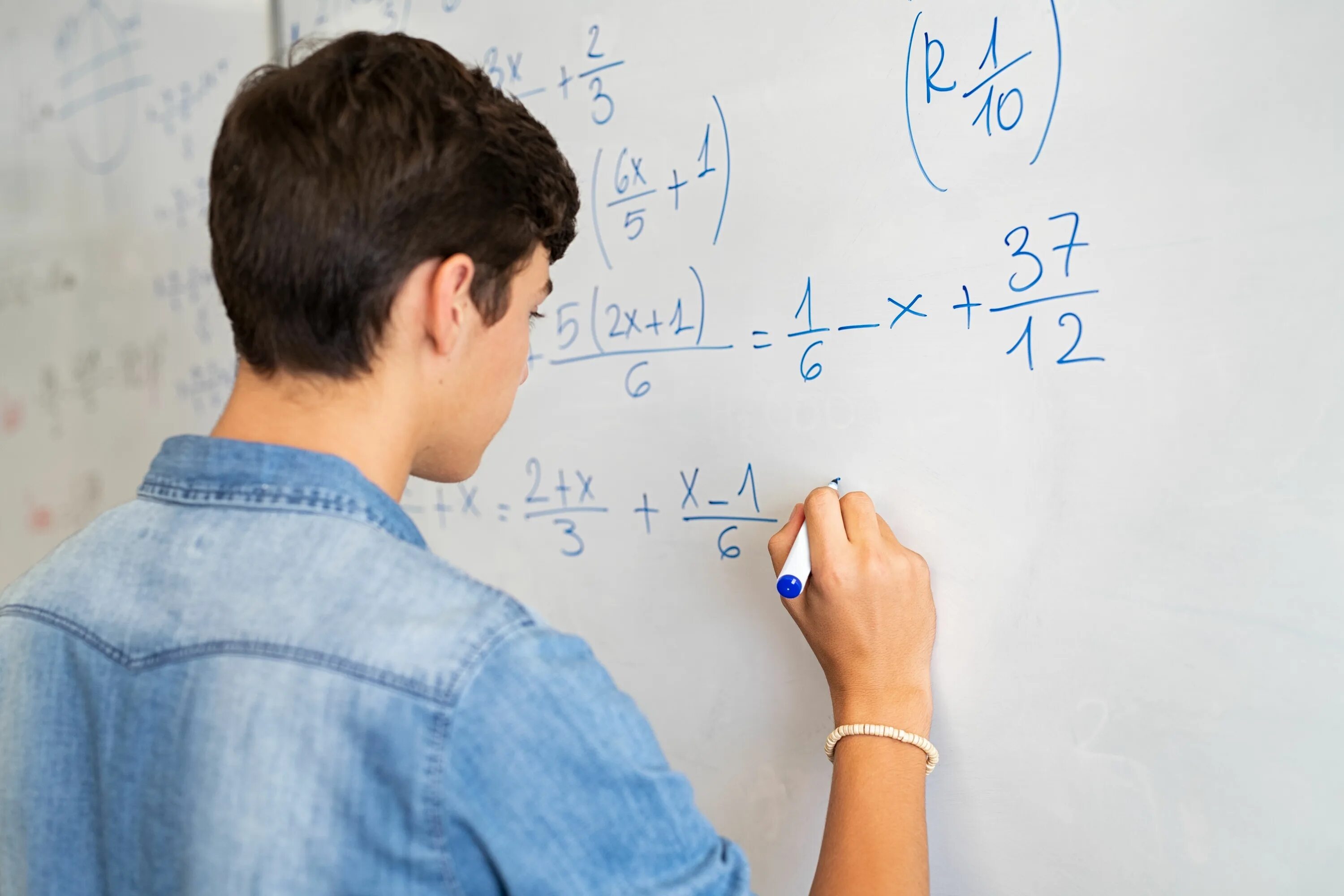 Math course ru. Человек решает задачу. Математика картинки. Человек решает математику. Учеба математика.