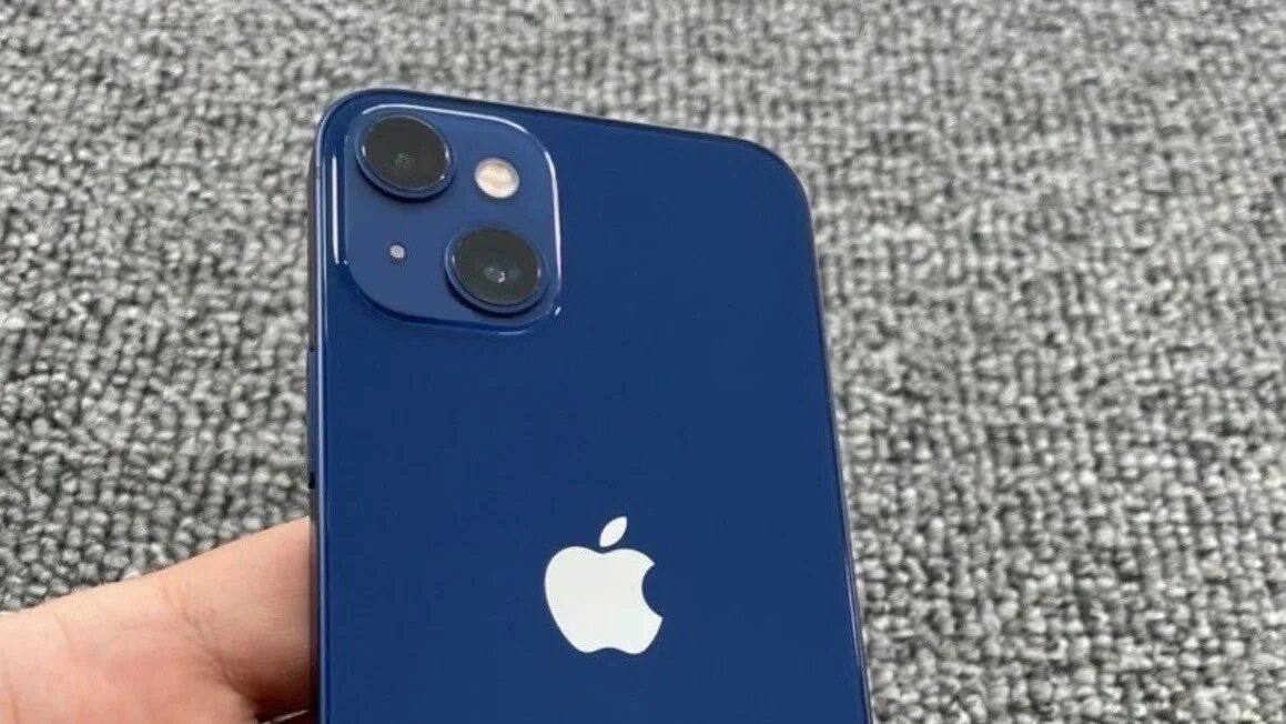 Айфон 13 в живую. Эппл 13 айфон. Iphone 13 Mini. Iphone 13 Mini Blue. Синий Афон 13.