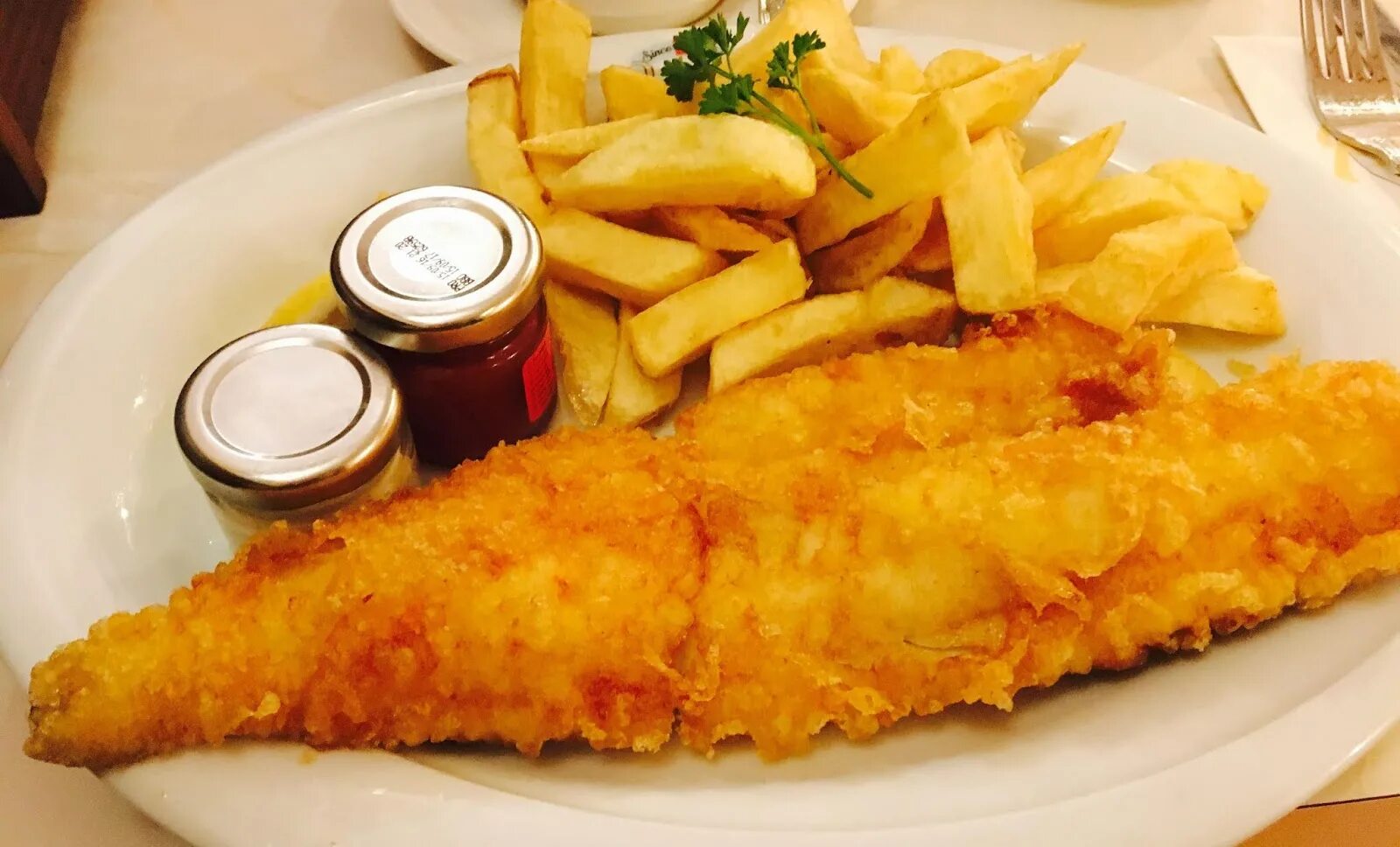 Фиш энд чипс в Лондоне. Ресторан в Британии Fish and Chips. Чипсы Англия. Рыба и чипсы Лондон. Рыба в британии