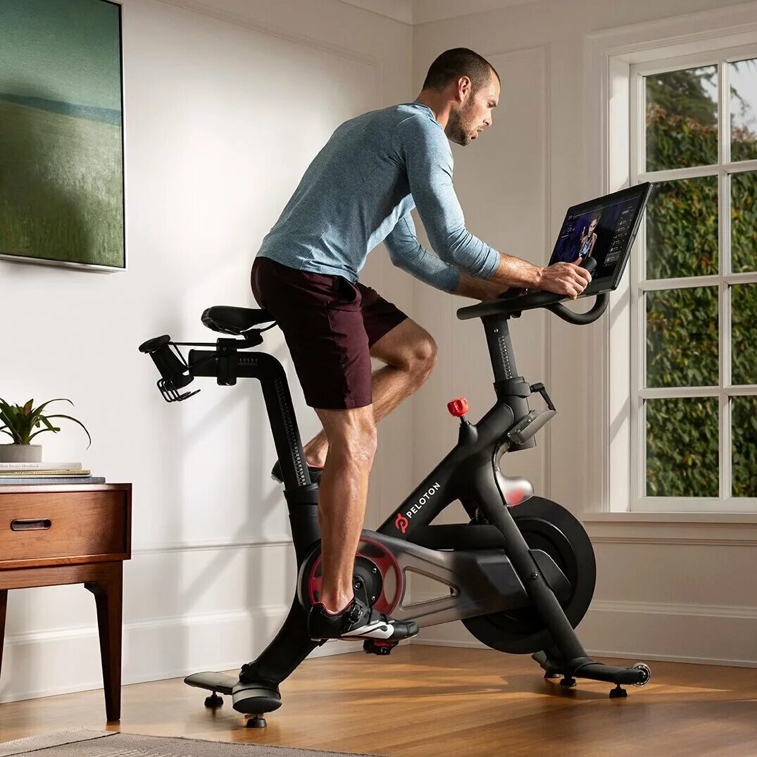 Велотренажер volks gym vb-60. Как правильно тренироваться на велотренажере. Тренировка на велотренажере. Peloton велотренажер. Велотренажер спин байк low.