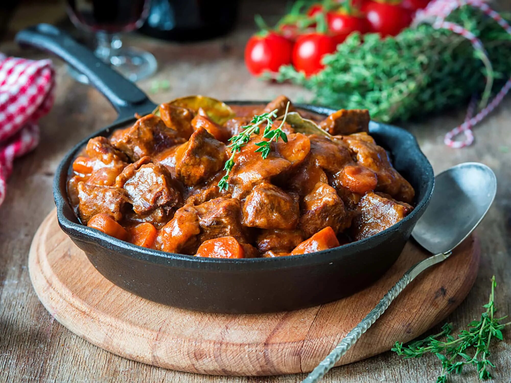 Что приготовить из мяса свинины на второе. Beef bourguignon. блюда из говядины на второе. рагу из говядины и свинины. французская кухня мясо.