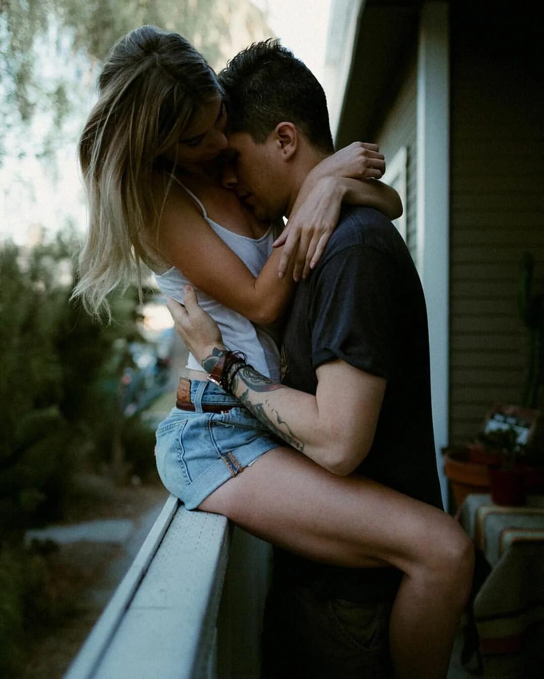 Парень с девушкой в кровате. Целует дома девушку. Целует дома девушку. Целует дома девушку. Страсть молодых.