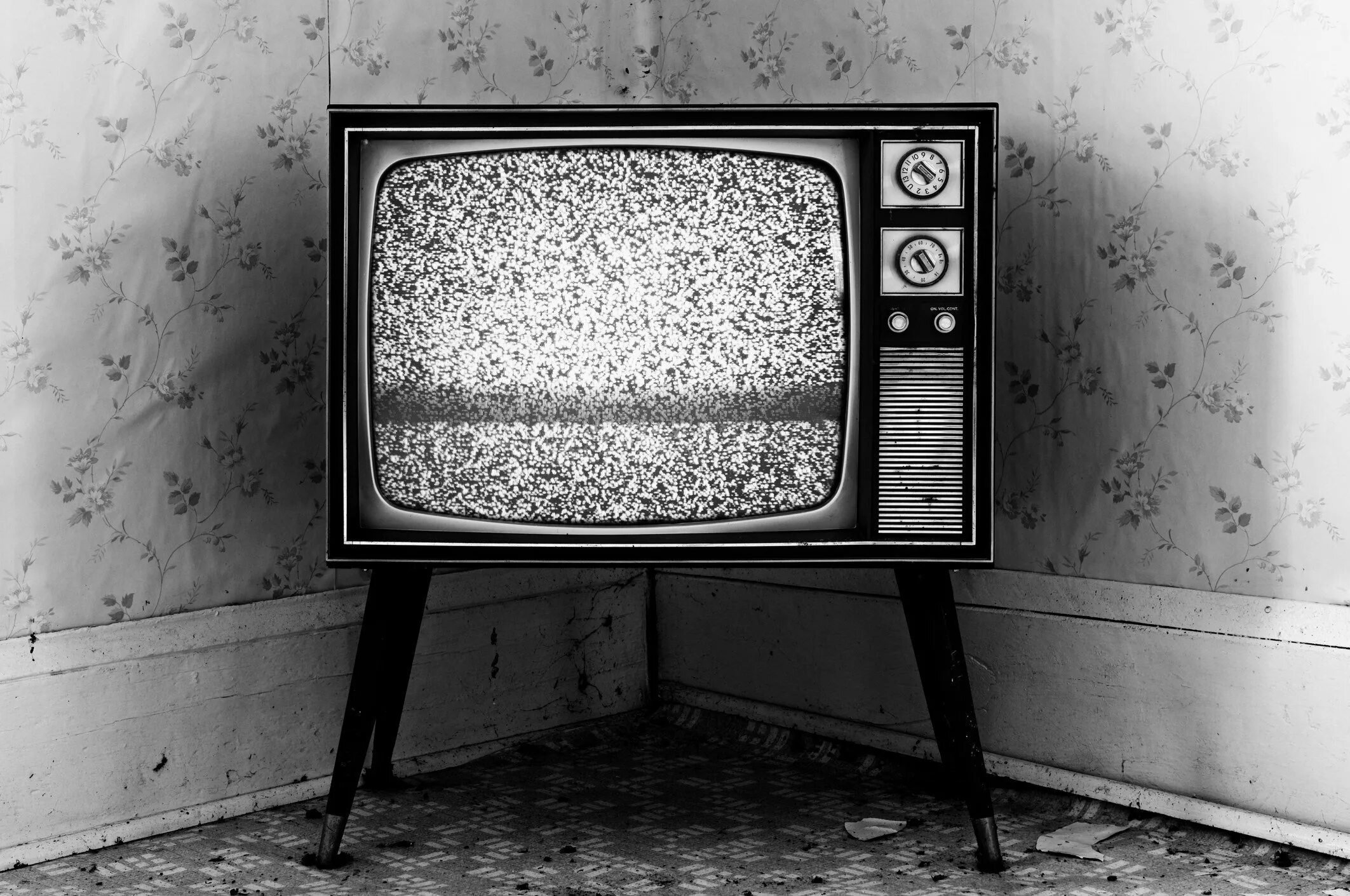 Старый телевизор. Старинный телевизор. Ретро телевизор. Телевизор старенький.