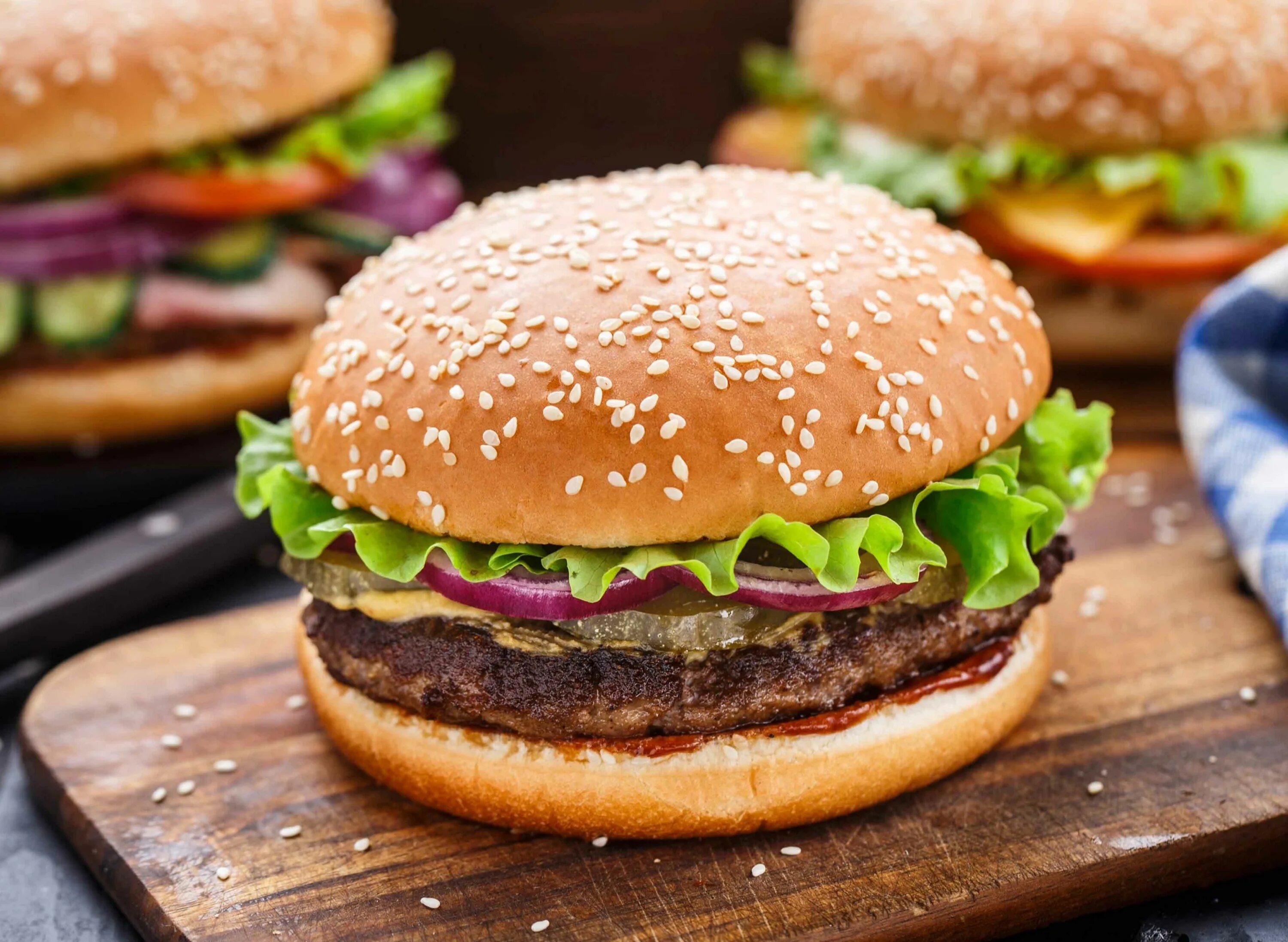 Бургеры на столе вид сверху. Бургеры рядом со мной. Бургер кинг двойной чизбургер xxl. Бургеры рядом со мной. Бифбургер на доске.