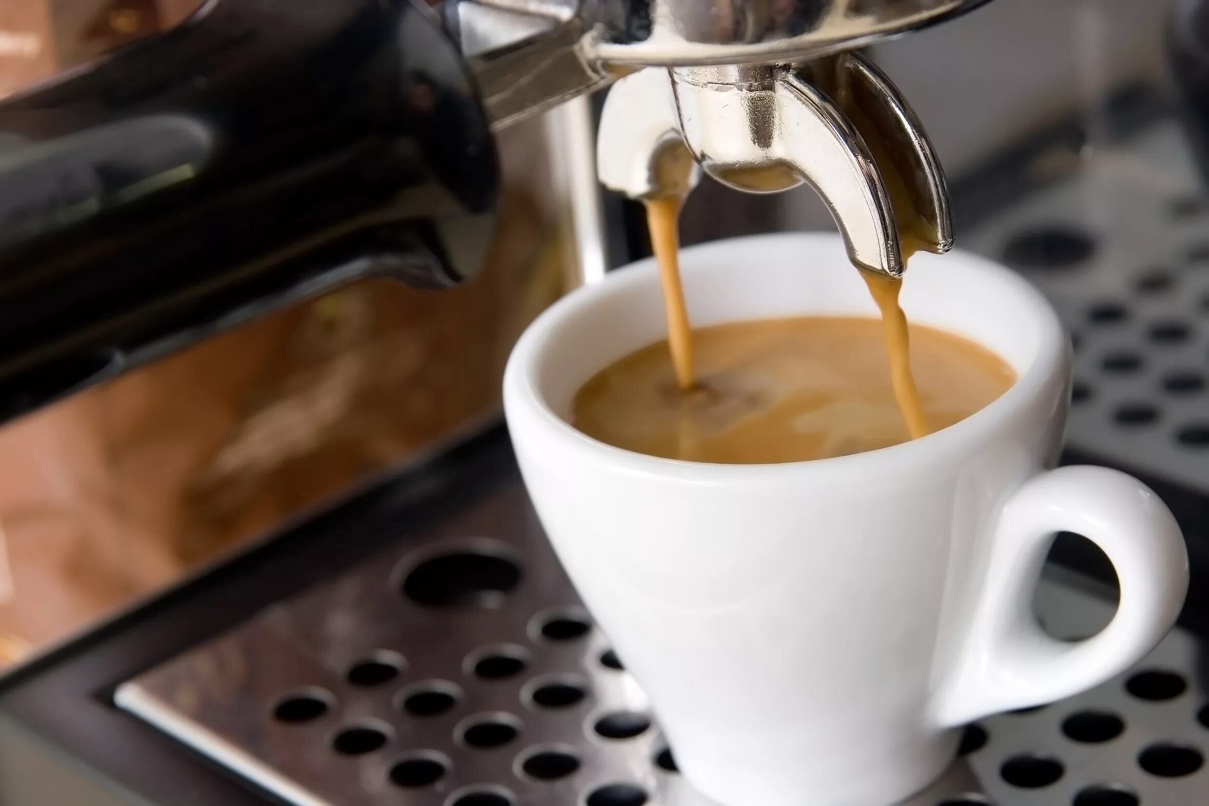 Кафе эспрессо. Эспрессо. Кофе из кофемашины. Кофе в кофемашине. Кофемашина наливает кофе.