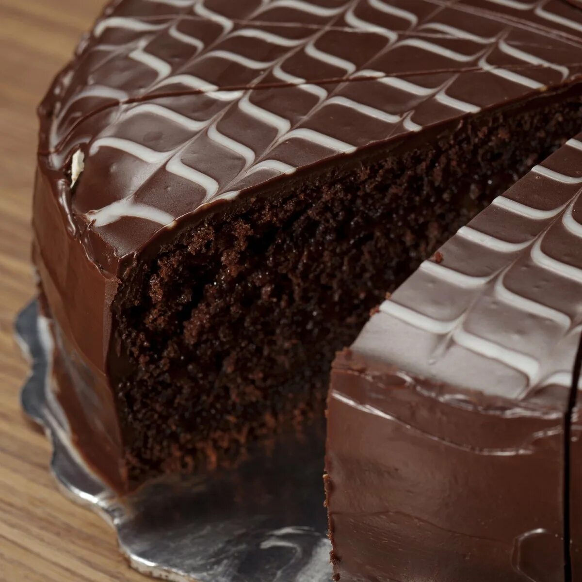 Шоколадный торт. Торт с шоколадной глазурью. Квадратный шоколадный торт. Бисквитный торт с шоколадной глазурью. Пирожный шоколадным глазурь