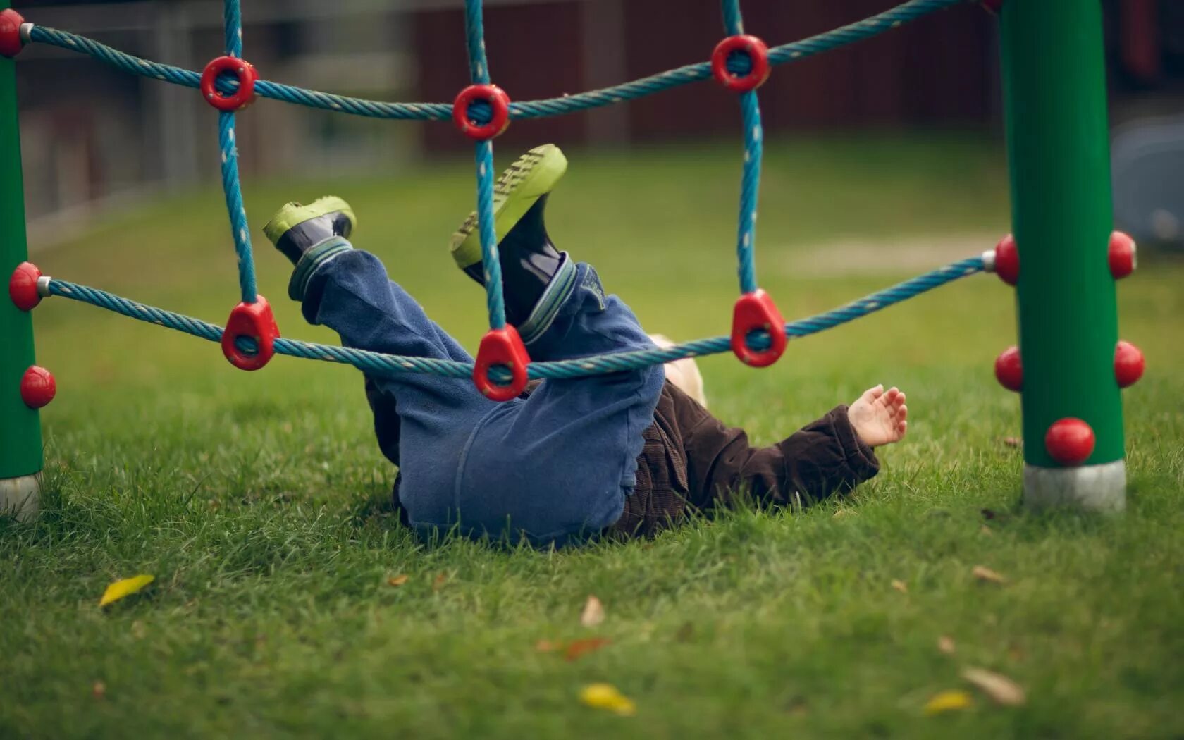 Малыш на улице. Малыш уронил игрушку. Маленького ребенка ударяют головой. Ребенок с разбитой коленкой. Ребенок упал на игрушки.