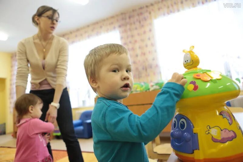 Дети в детсаду. Отвожу ребенка в детский сад. Родители отводят детей в детский сад. Малыш из детского сада. Детский сад неадекватный ребенок