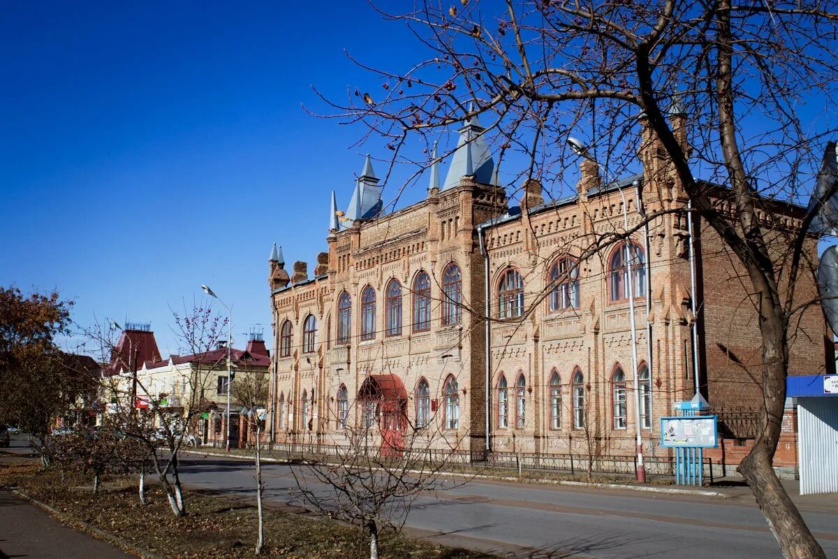 Сколько лет бузулуку. Женская гимназия города Бузулук. Достопримечательности Бузулука женская гимназия. Здание бывшей женской гимназии Бузулук. Город Бузулук Оренбургской области.