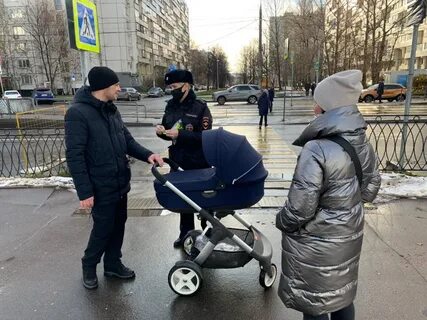 Коляску ведет