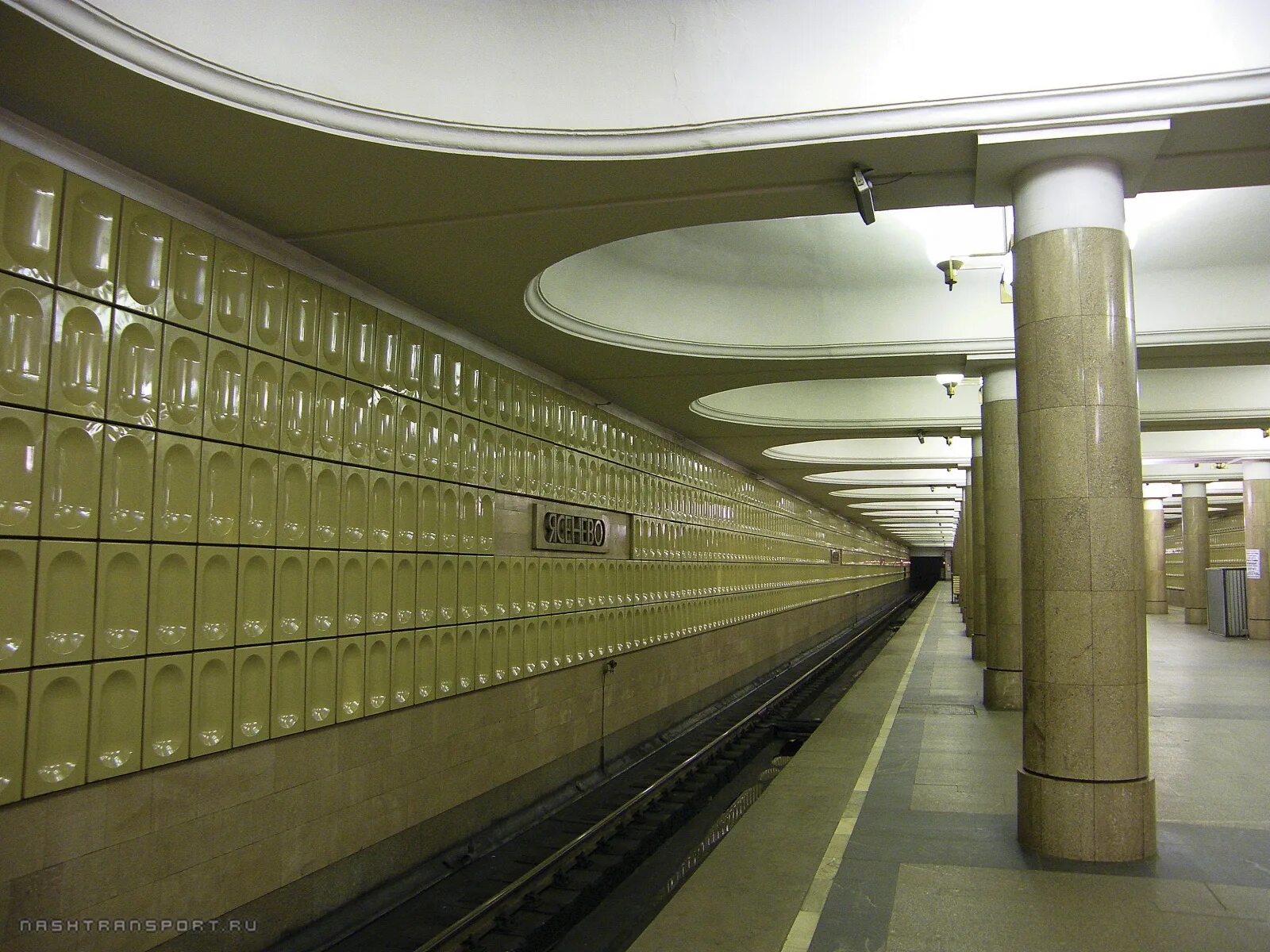 Станция Ясенево. Метро Ясенево Москва. Станция метро Ясенево вестибюль. Калужско-Рижская линия Ясенево. Ясенево выходы