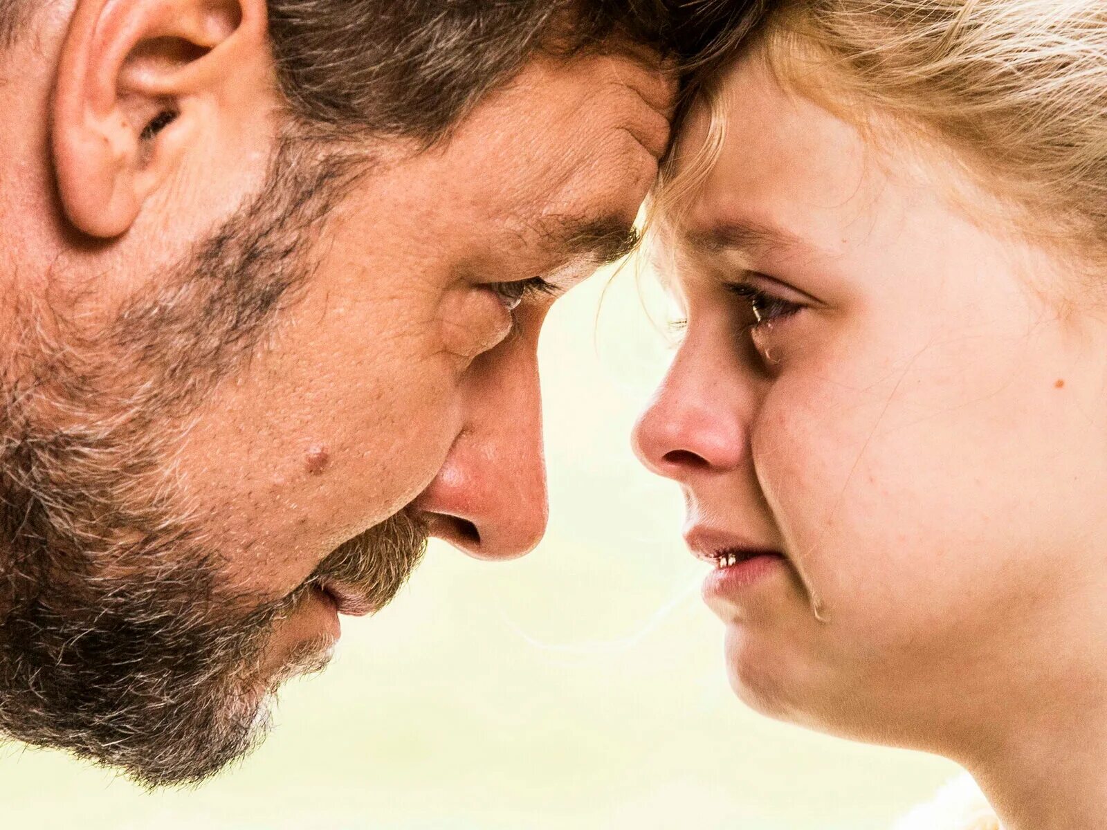 Отец и зрелая дочь. Fathers and daughters (2015) Russell Crowe. Отец и дочь. Французский поцелуй с папой.