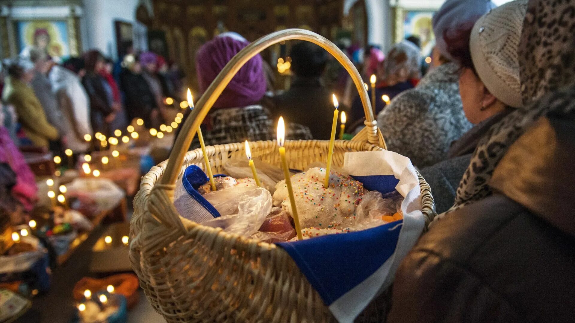 Свадьба перед пасхой можно ли. Служба в церкви освящение куличей. Евпатория богослужение освящение куличей на Пасху. Пасхальный кулич в харме. Кулич Пасхальный Церковь.