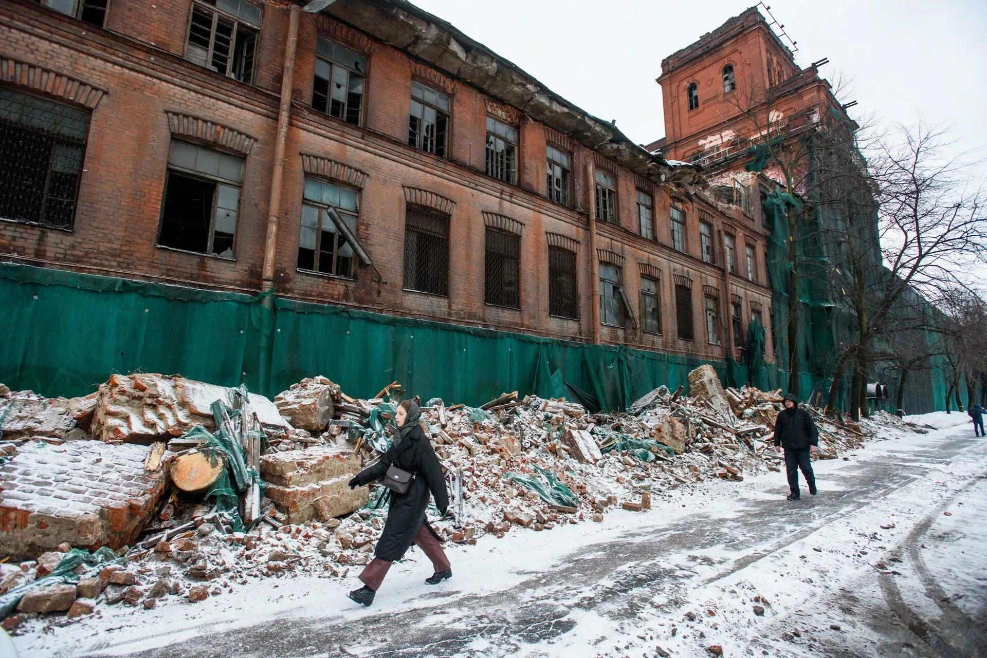 Красный треугольник работа. Пространство красный треугольник санкт-петербург. Красный треугольник работа. Завод красный треугольник наб. Красный треугольник санкт-петербург заброшенный завод.