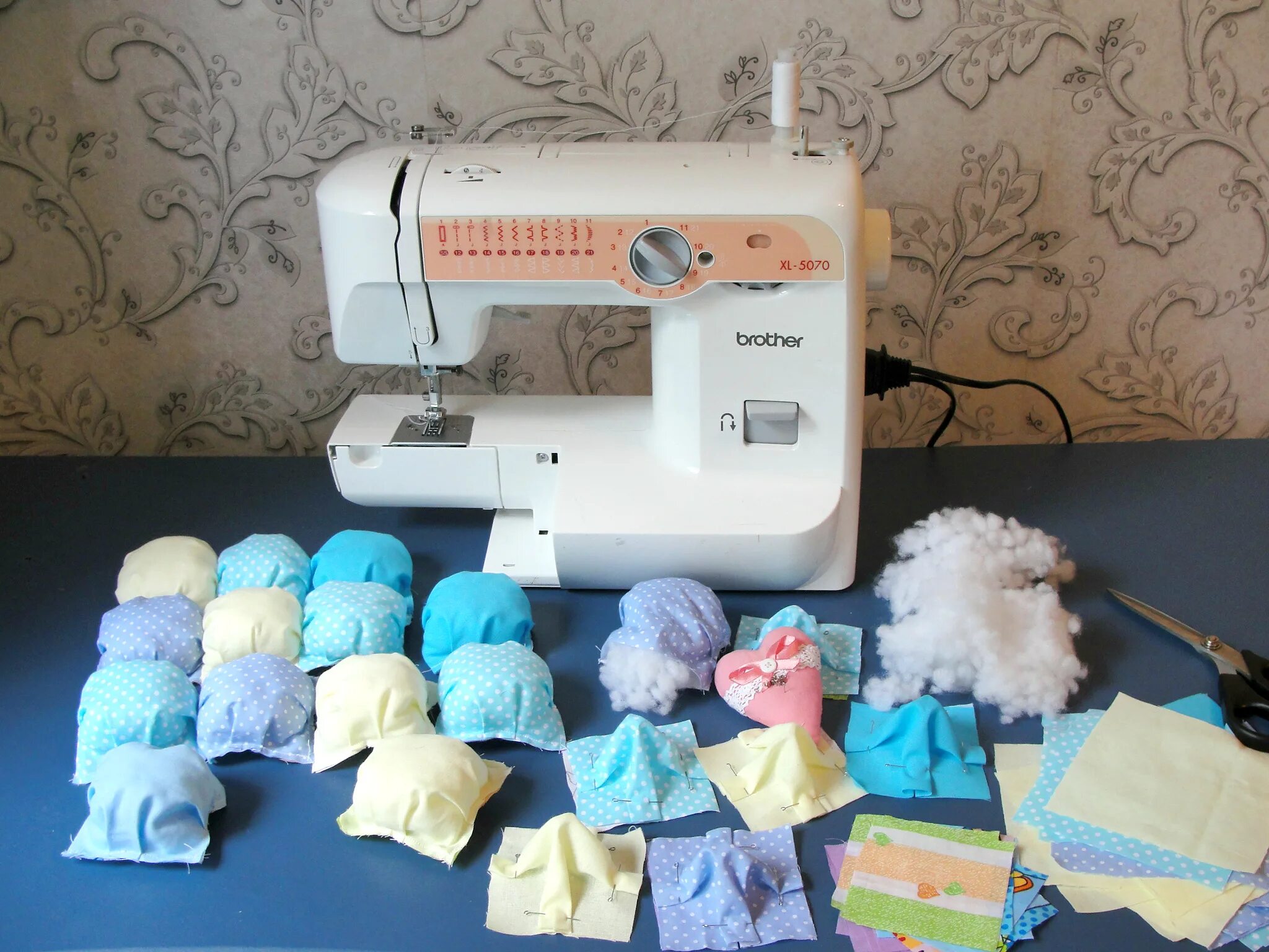 Что можно сшить для начинающих на машинке. Чехол для швейной машины пэчворк. Из ткани. Чехол для швейной машинки. Изделия сшитые на швейной машинке.