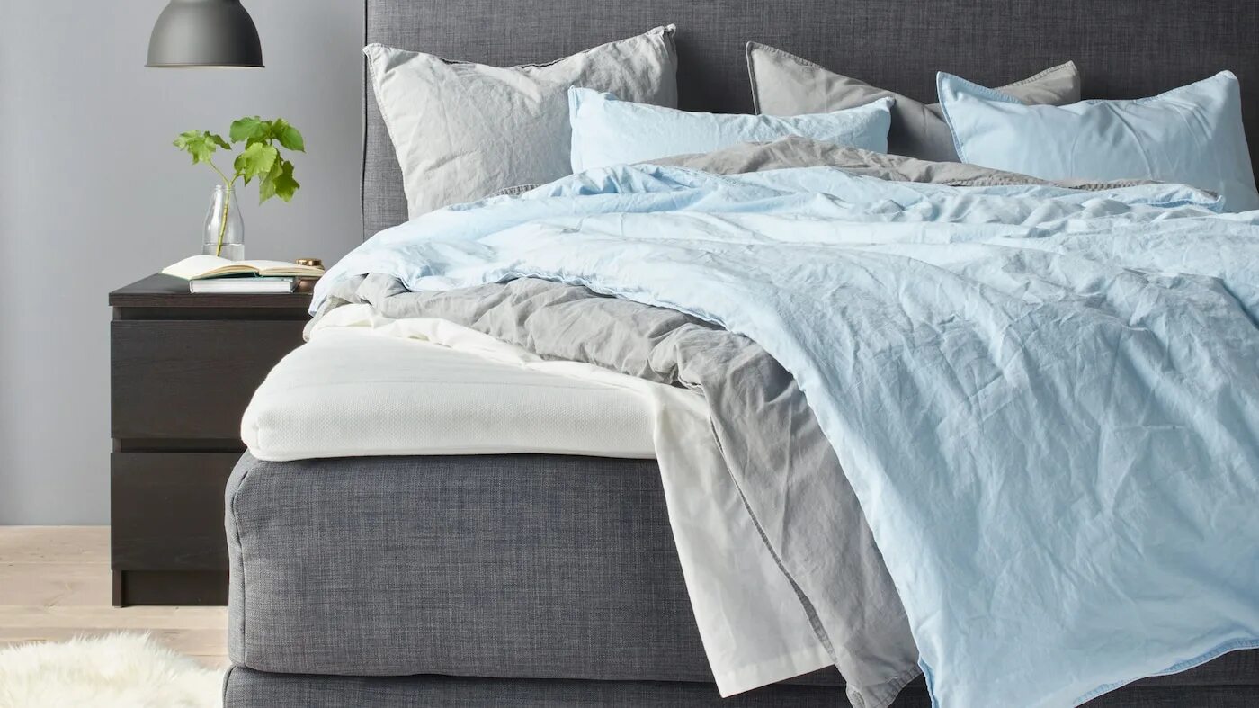 Спальня кровать с белыми простынями. White bedding set. Bedding linens. Bedding linens. Essix bed linen.