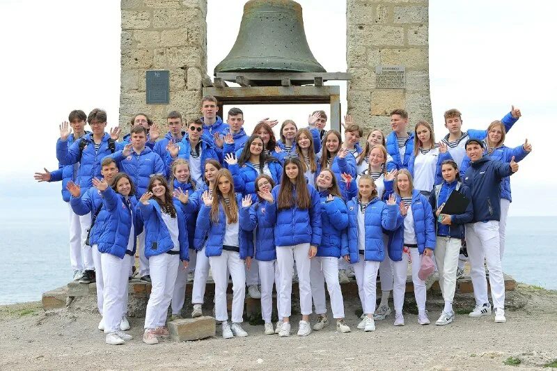 Артек смены 2022. Лагерь артек отряд лазурный. Артек в марте. Школа артека 15 смена. Артек морской территория.