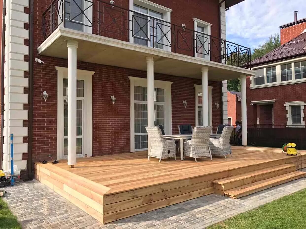 Лестницы из дпк для крыльца. Ступени крыльца с3 1210х190. Коричневое крыльцо. Входные ступеньки в дом. Крыльцо в частном доме.