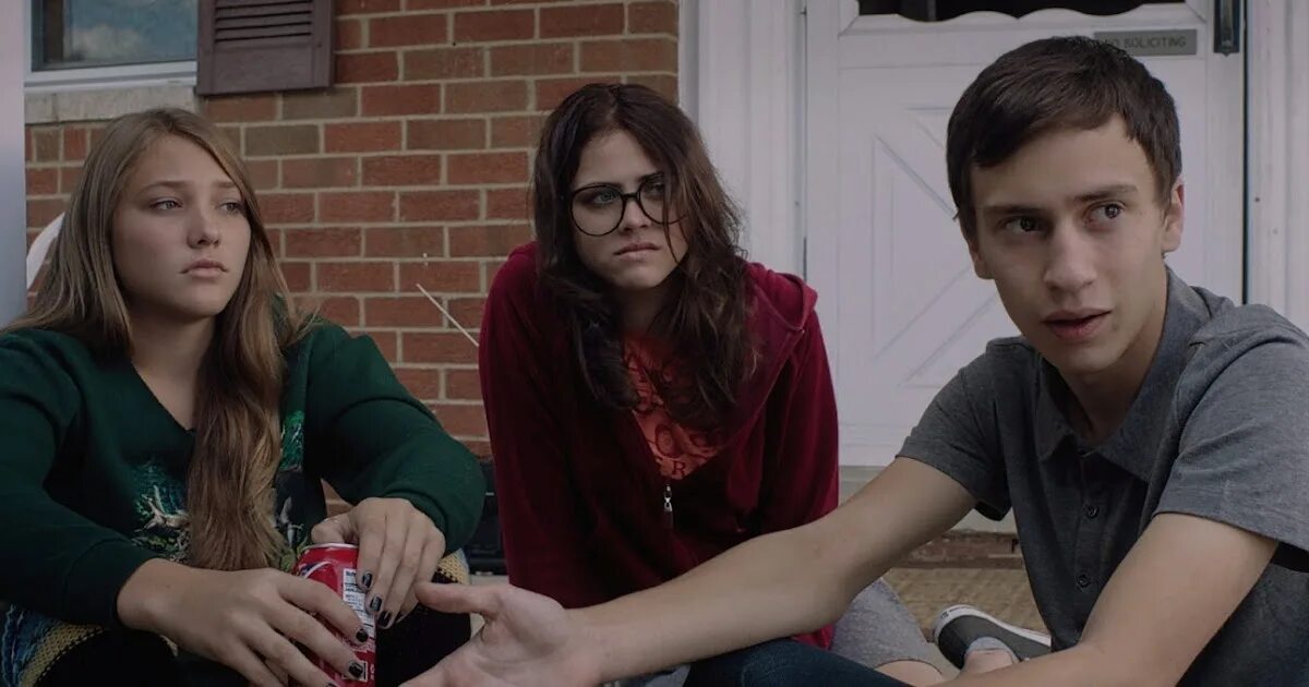 Оно it follows 2014. Оливия луккарди оно 2014. оно следует за тобой 2014. оно идёт за тобой фильм 2014.