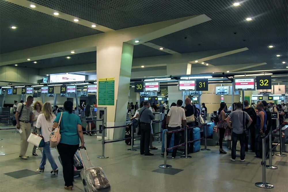 рейсы самолетов с домодедово. домодедово аэропорт за сколько приезжать. стойки регистрации в аэропорту. стойка регистрации домодедово. табло регистрации в аэропорту.