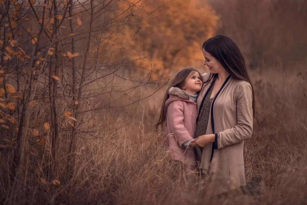 Девушка с отцом подруги. Фотосессия мама и дочка. Осенняя фотосессия мама с дочкой. Фотосессия с дочкой на природе. Фотосессия мама и дочка на природе.