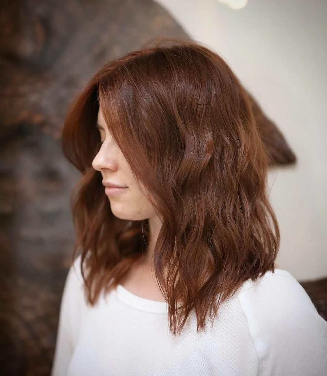 Волосы золотистый каштан. Цвет волос Dark Auburn Brown. Каштановый цвет волос. Золотистый каштан цвет волос. Теплый каштановый цвет волос.