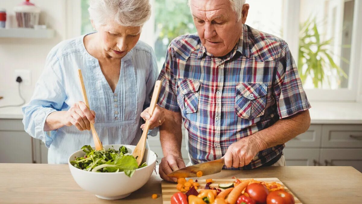 Питания лиц пожилого возраста. Питание пожилых. Правильное питание для пожилых. Пенсионеры на кухне. Пожилые готовка.