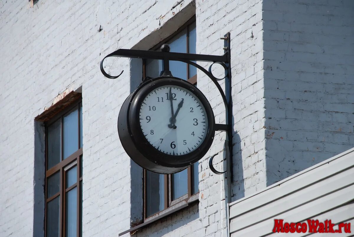 Уличные часы. Часы уличные для дачи. Уличные часы на фасад. Уличные часы на фасад здания.