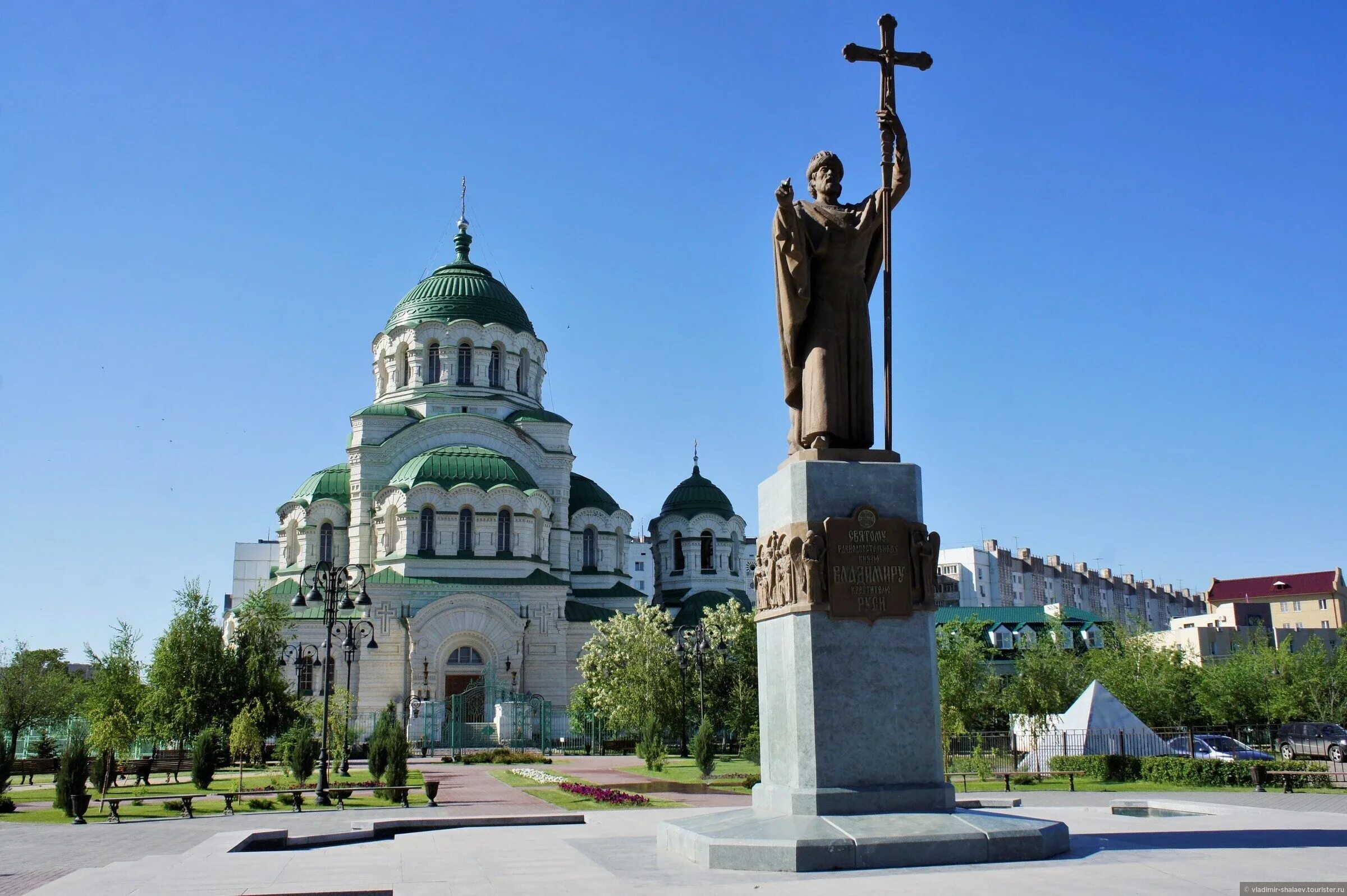 Город астрахань расположена. Храм владимира астрахань. астраханский храм святого князя владимира. астрахань памятник святому владимиру. храм святого владимира сверху астрахань.