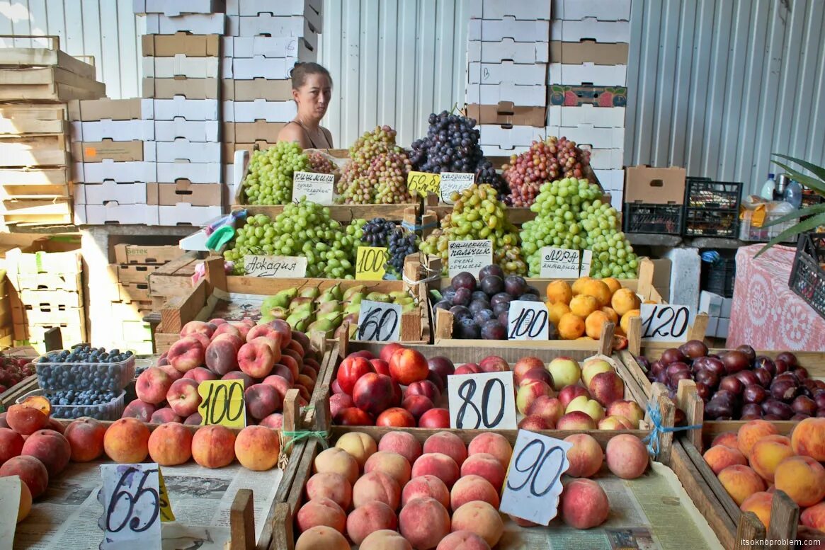 овощи и фрукты на рынке. на рынке были куплены. фотосессия на рынке с фруктами. продавец овощей и фруктов. овощной рынок.