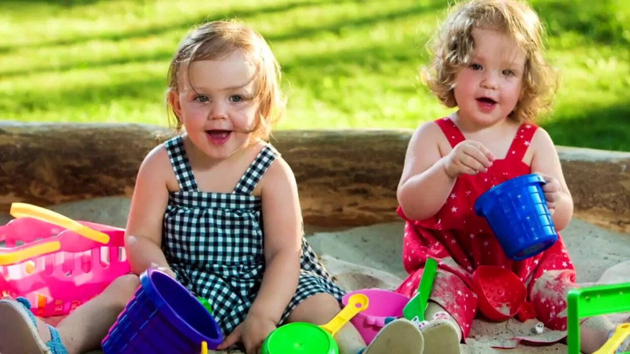 Малыши на прогулке летом. Дети на площадке. Куклы для девочек. Дети делятся игрушками. Дети играют.