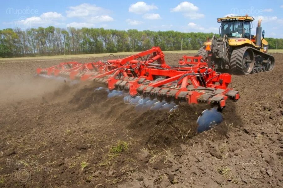 Как называется обработка земли. Вспашка земли плугом трактором. Технология посева ноу тилл. Дискование почвы трактором. Трактор в поле с лемкен.