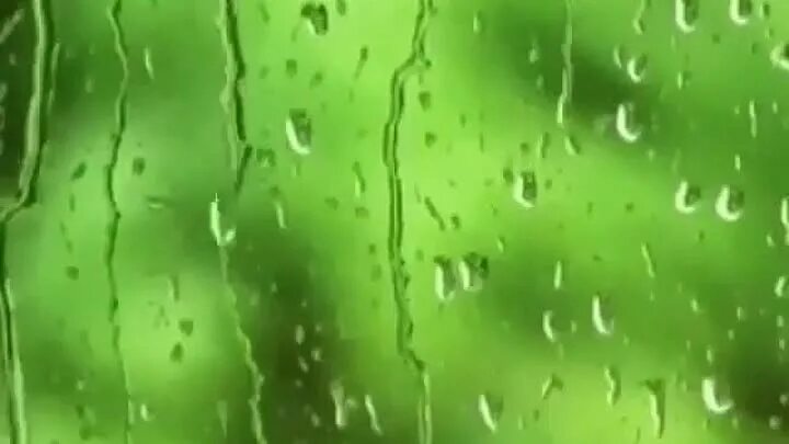 Капли на зеленом стекле. Зеленый дождь это. Дождь. Дождик на зеленом фоне. Вода для городских людей.