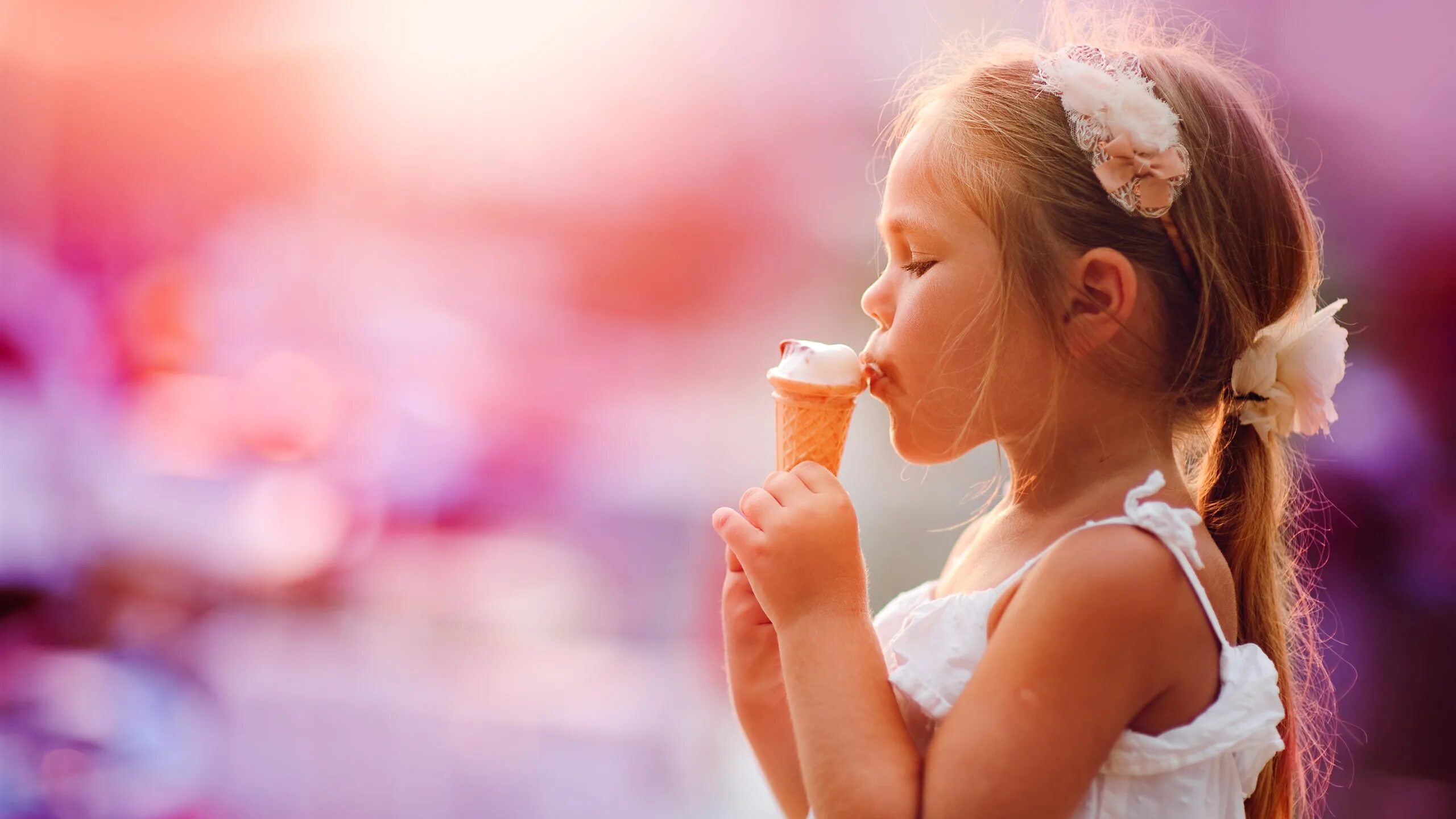 Полезное мороженое. Человек ест мороженое. Человек ест мороженое. Девушка и мороженое. Девочка есть мороженое.