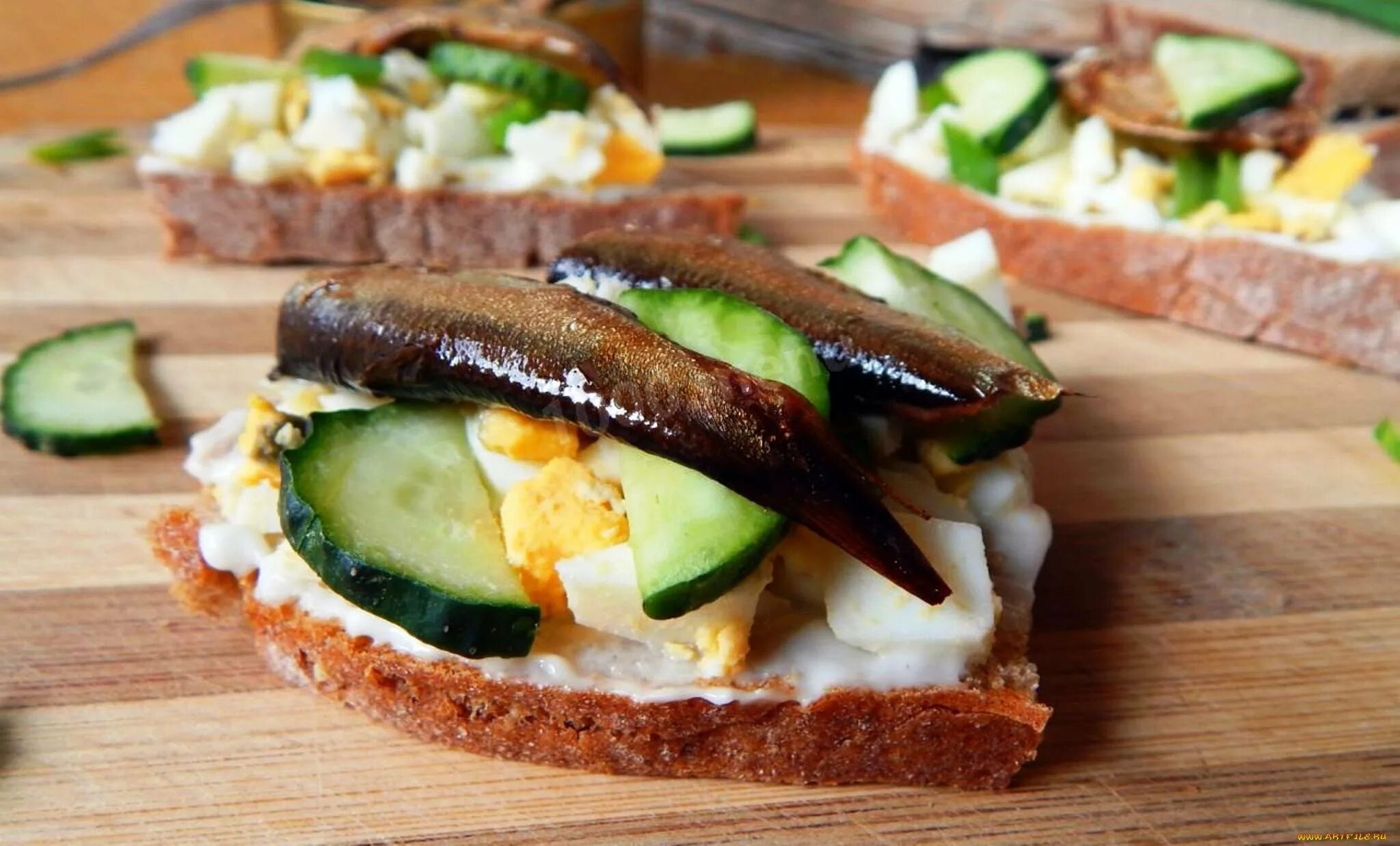 Хлеб с огурцом. Огурец на столе. Огуречные хлебцы. Бутерброд с огурцом. Бутерброд с сыром и огурцом.