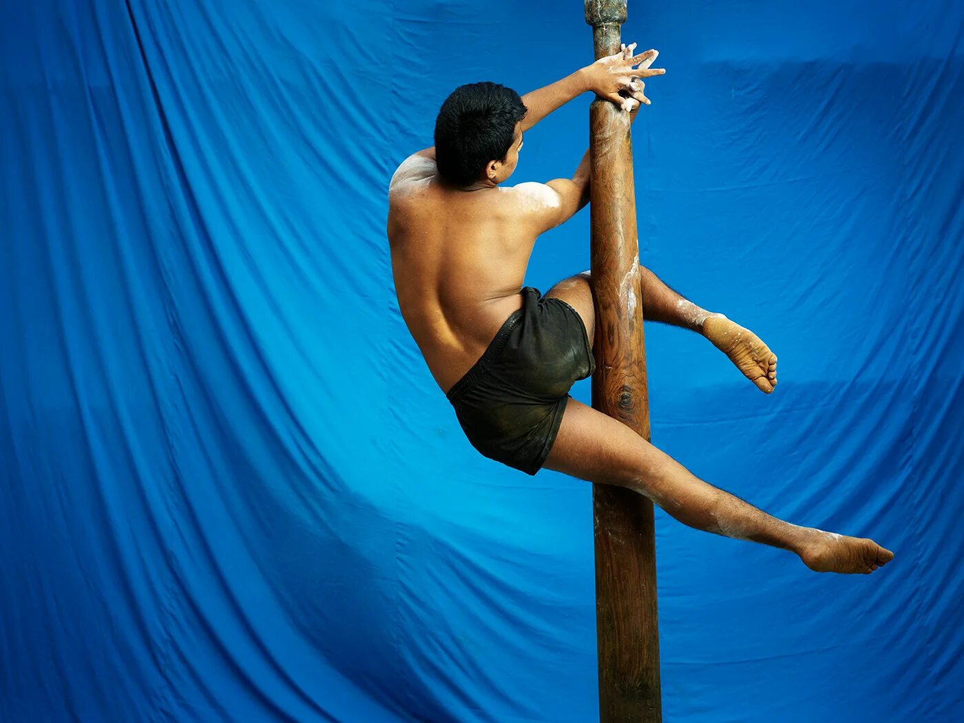 Висеть или весеть. Mallakhamb. Индийский спорт на столбе. Индийские акробаты. Индийская йога на шесте.