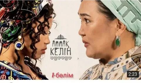 Қысқы суреттегі жалаңаш сноубордшы қыз