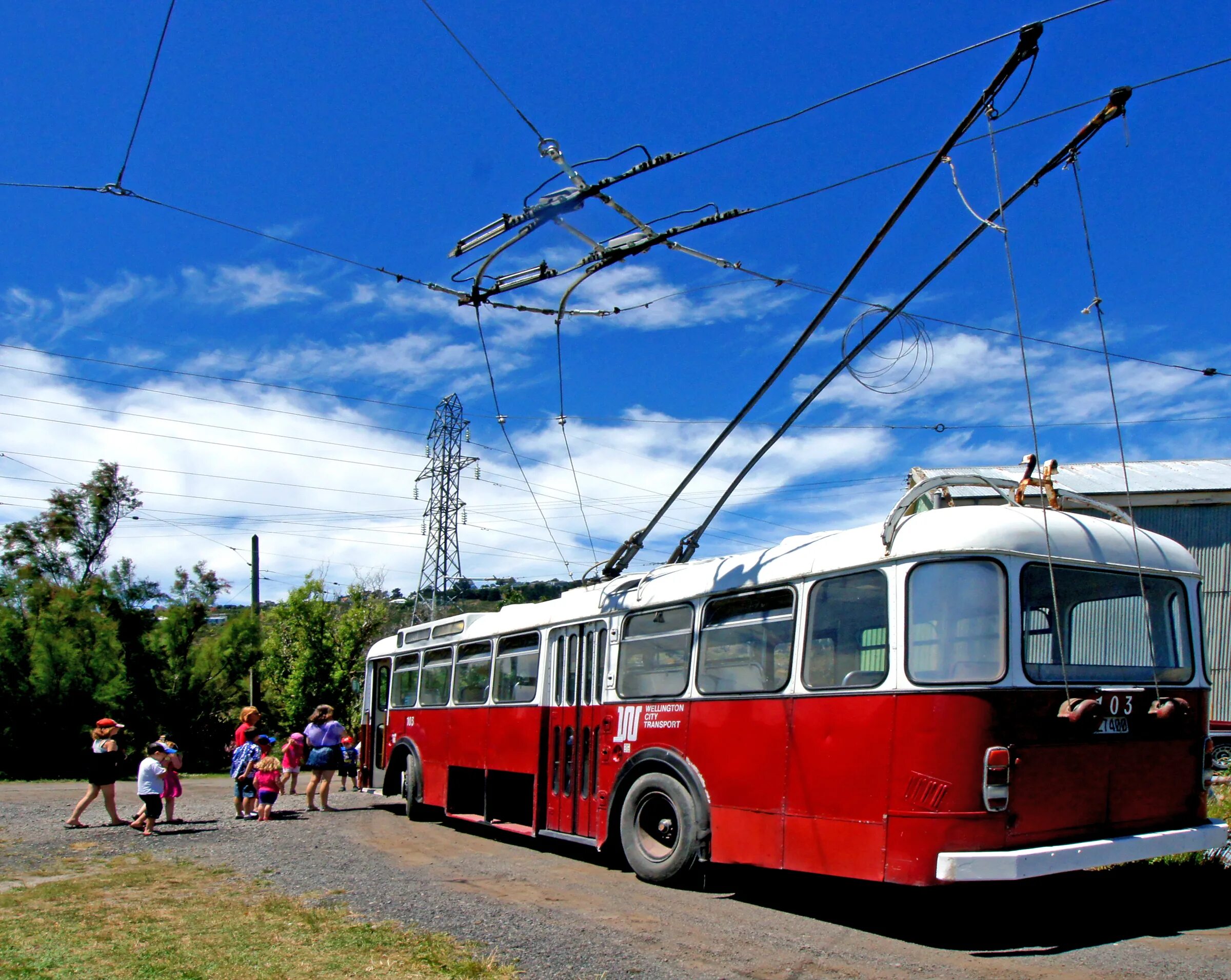 Электротранспорт троллейбус. Трамвайное движение в Мариуполе. Горэлектротранс в Мариуполе. Трамвай и троллейбус. Автобус троллейбус трамвай.